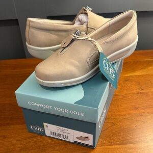 Cliffs by White Mountain Women's Beige Zip Flats